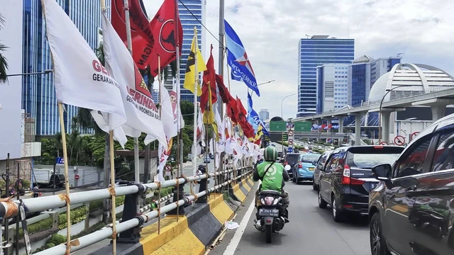 Wali Kota Jakpus Instruksikan Pencopotan Bendera Ormas dan Parpol untuk Hindari Kesan Kumuh
