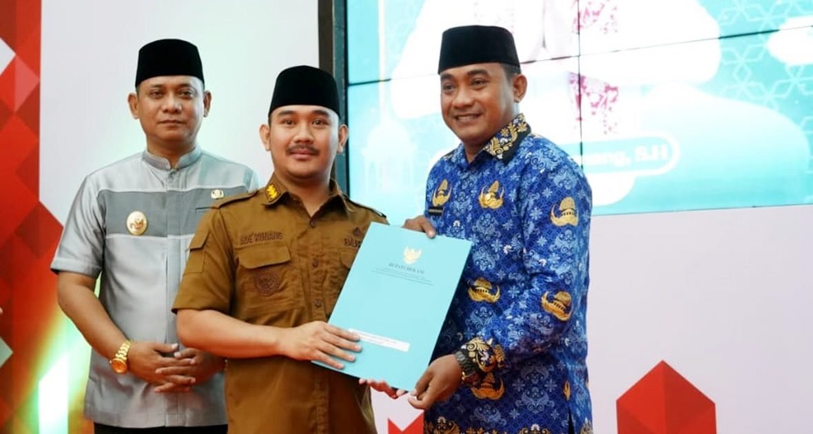 Pemkab Bekasi Serahkan 3.058 SK PPPK Paruh Waktu Tahun 2025