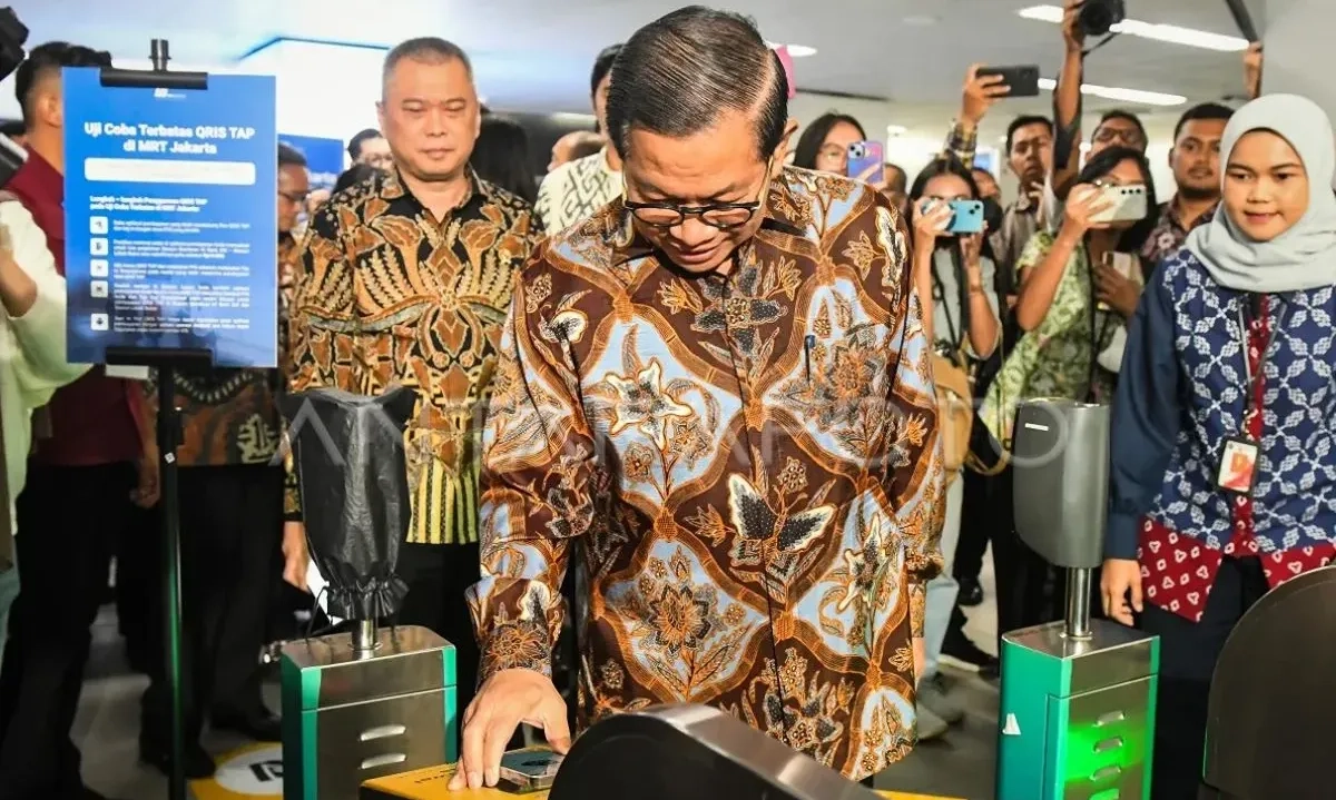 Mandiri dan KAI Group Permudah Penumpang dengan QRIS Tap di KRL & LRT Jabodebek