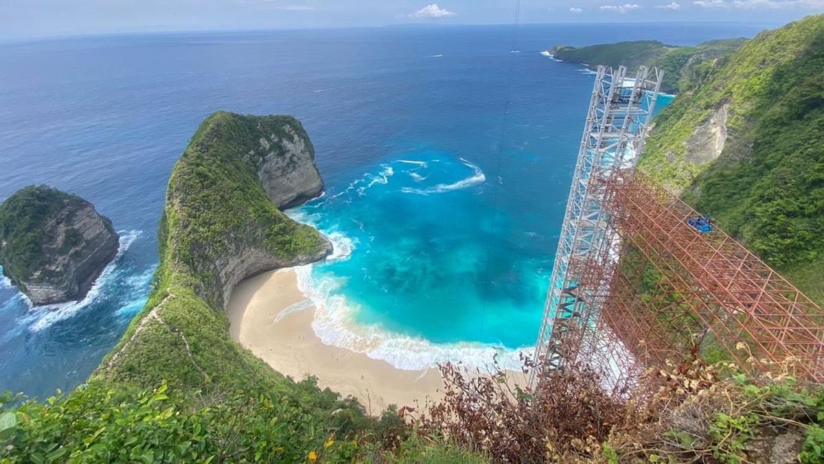 Gubernur Bali Hentikan Pembangunan Lift Kaca di Pantai Kelingking Nusa Penida