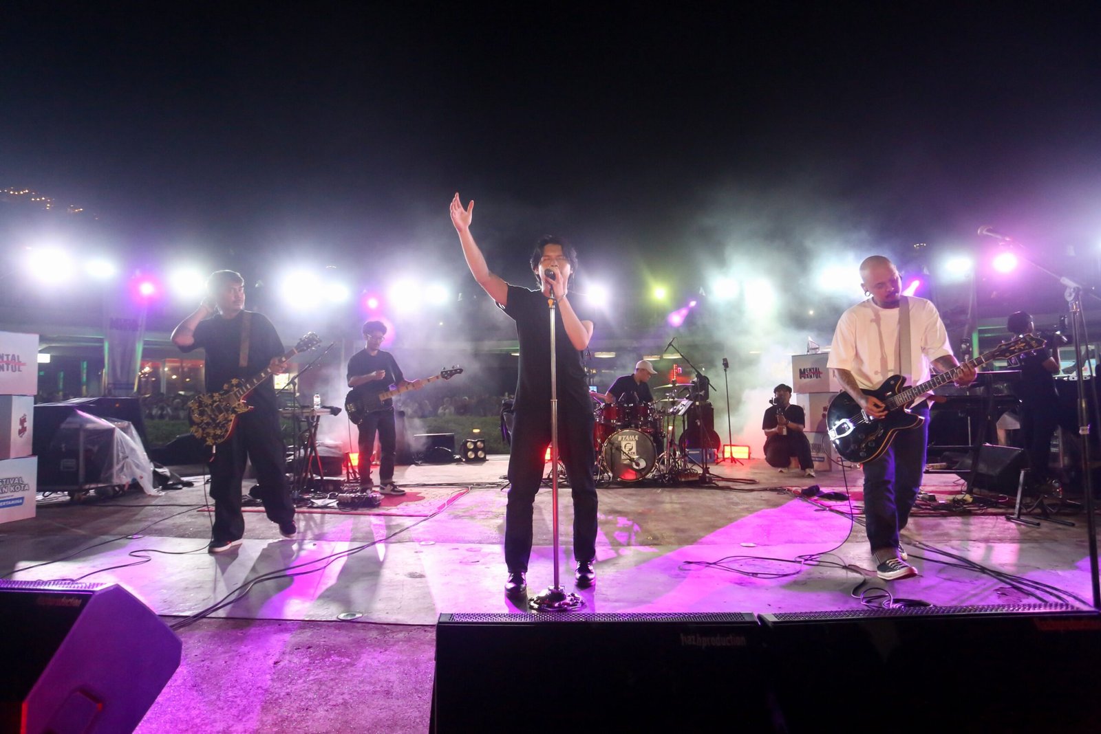 Konser Dua Generasi di Blok M: Ebiet G. Ade dan Rony Parulian Hadirkan Harmoni Lintas Usia