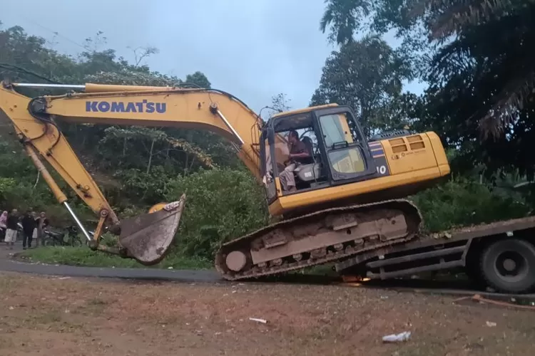 Jalan Tertimbun Longsor, Pemkab Pasaman Barat Percepat Penanganan