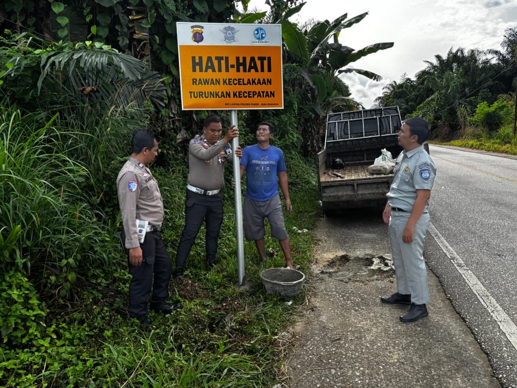 Tingkatkan Kesadaran Pengendara, Polres Paser dan Jasa Raharja Pasang Papan Peringatan Lalu Lintas