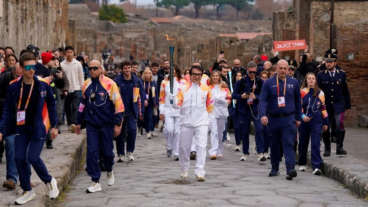 Jackie Chan Jadi Pembawa Obor Olimpiade Musim Dingin Milano Cortina 2026 di Pompeii