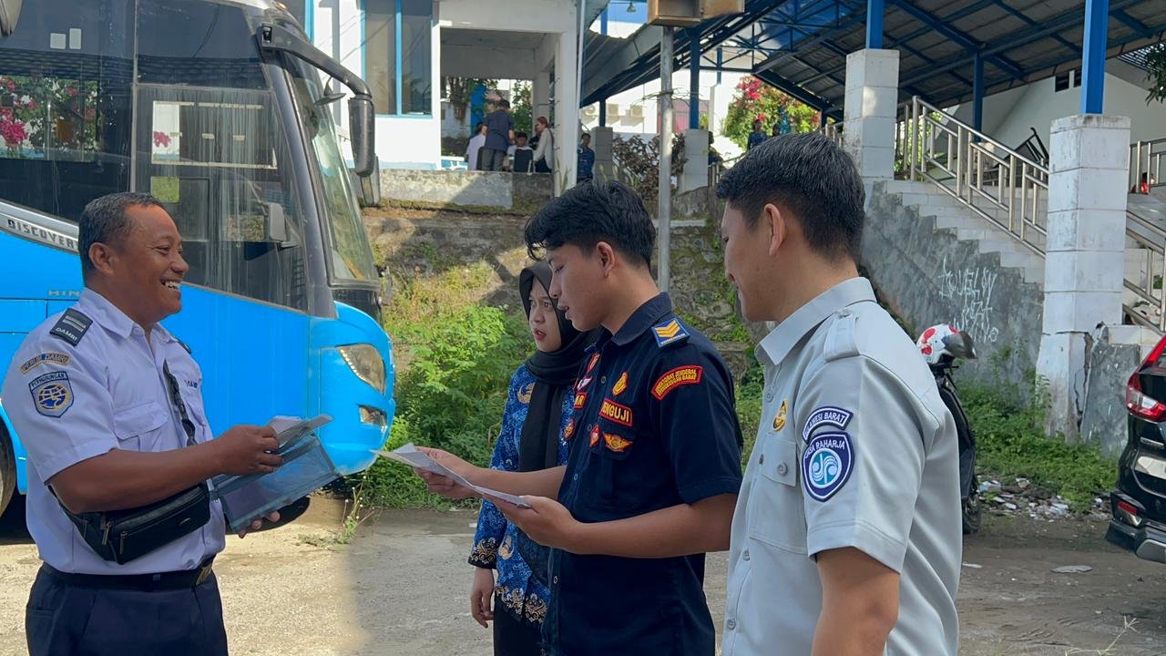 Tingkatkan Keselamatan menjelang Angkutan Lebaran : Jasa Raharja Cabang Mamuju berkolaborasi dengan BPTD Kelas III Sulawesi Barat Laksanakan Giat Rampcheck Kendaraan di Kantor PO Damri Mamuju