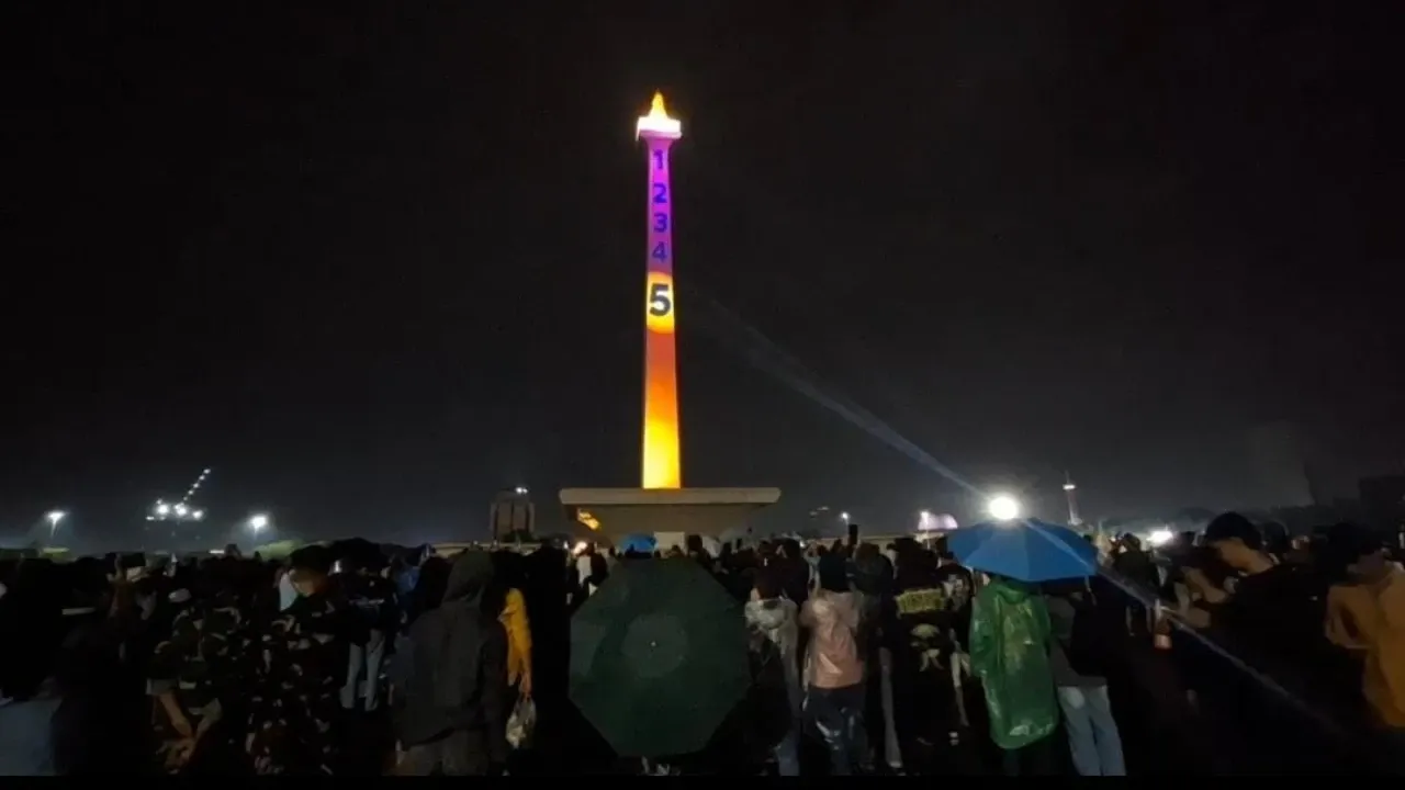 Monas Jadi Magnet Malam Tahun Baru 2026, Warga Tetap Antusias Walau Langit Tanpa Kembang Api
