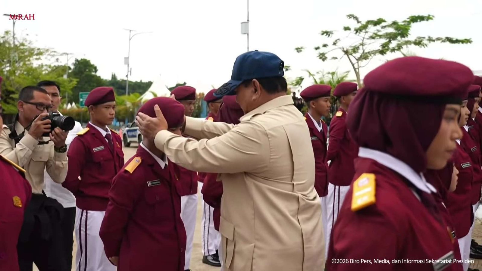 Bentuk Kasih Sayang, Presiden Prabowo Rapikan Seragam Siswa di Sela Kunjungan Sekolah Rakyat