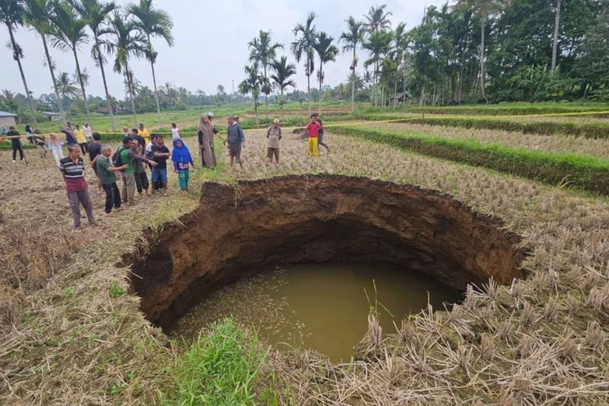 Pakar Jelaskan Asal-usul Air Sinkhole Situjuah Usai Viral Warga Mengantre Ambil Air