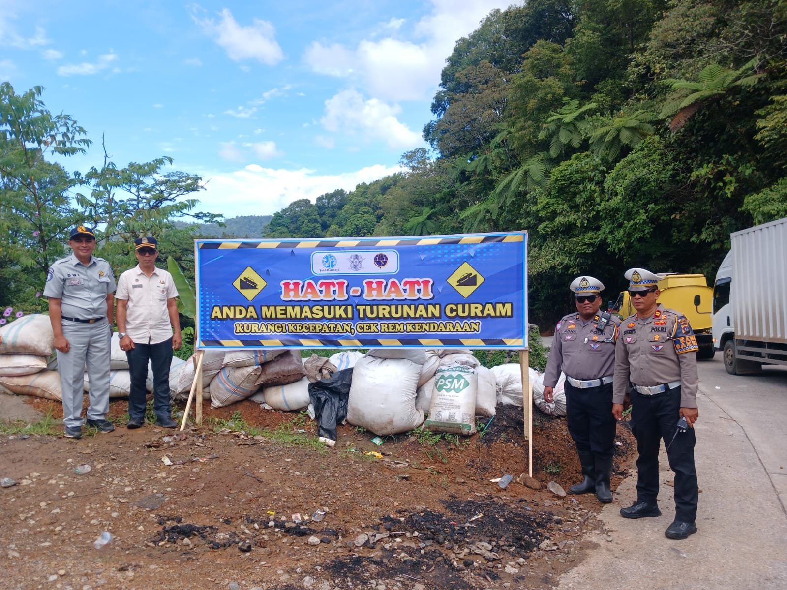 Pasang Spanduk Keselamatan di Sitinjau Lauik, Jasa Raharja Sumbar Perkuat Upaya Pencegahan Kecelakaan di Jalur Rawan
