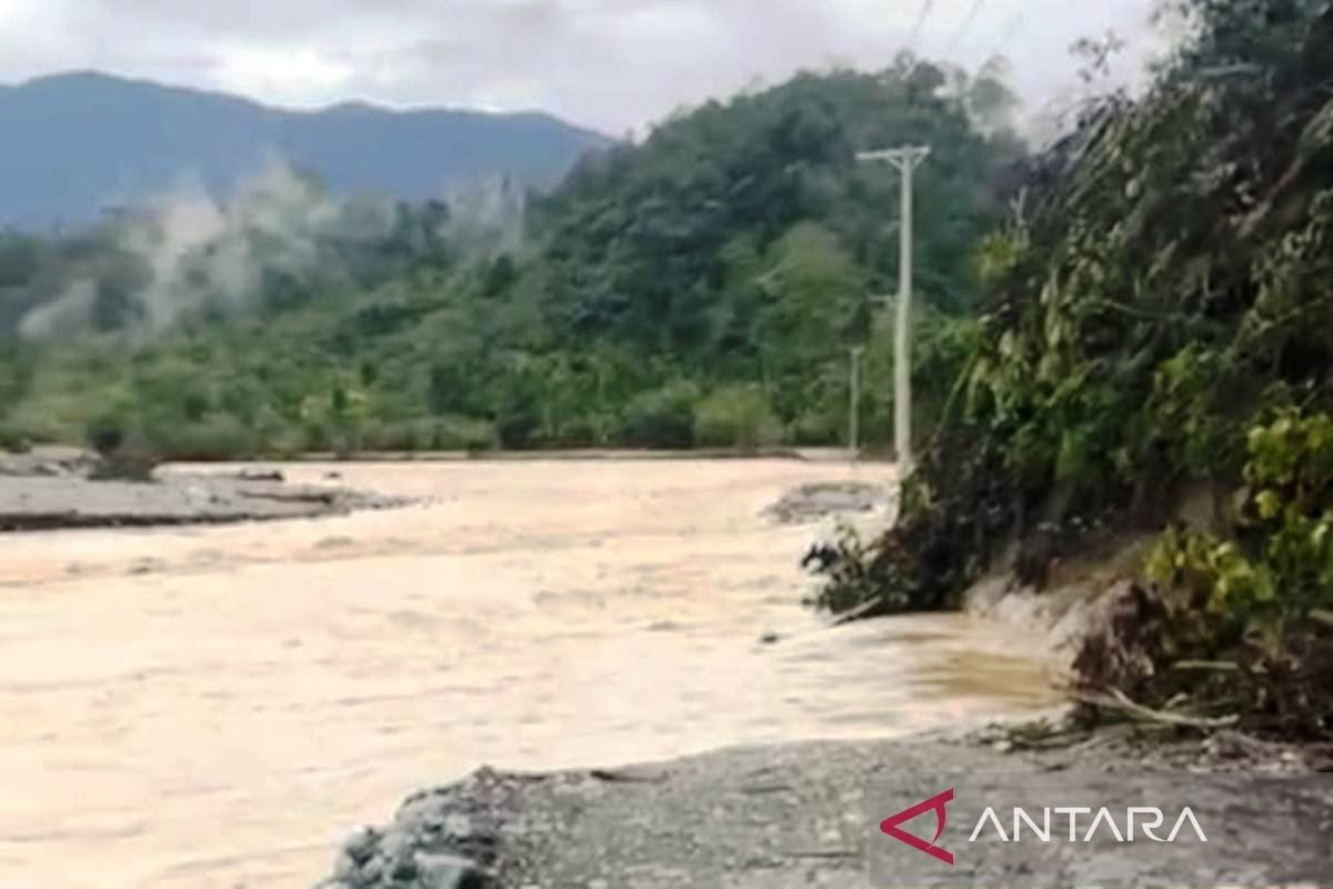 Banjir Putus Akses Komunitas Adat Terpencil Sikundo Aceh Barat