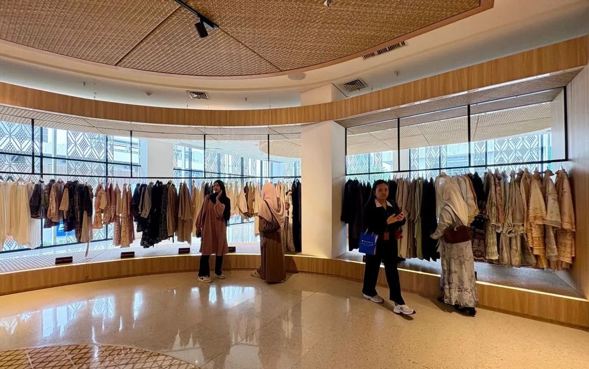 Abaya dan Warna Basic Diprediksi Mendominasi Tren Fashion Lebaran 2026