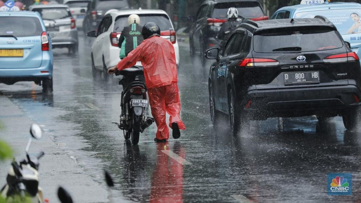 Waspada Gelombang Tinggi dan Hujan Lebat: BMKG Keluarkan Peringatan Dini Rabu