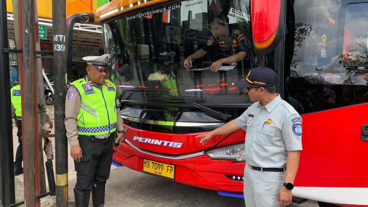 Jasa Raharja Dukung Operasi Keselamatan Kapuas 2026, Laksanakan Rampcheck dan Pemasangan Stiker Keselamatan Pada Angkutan Umum