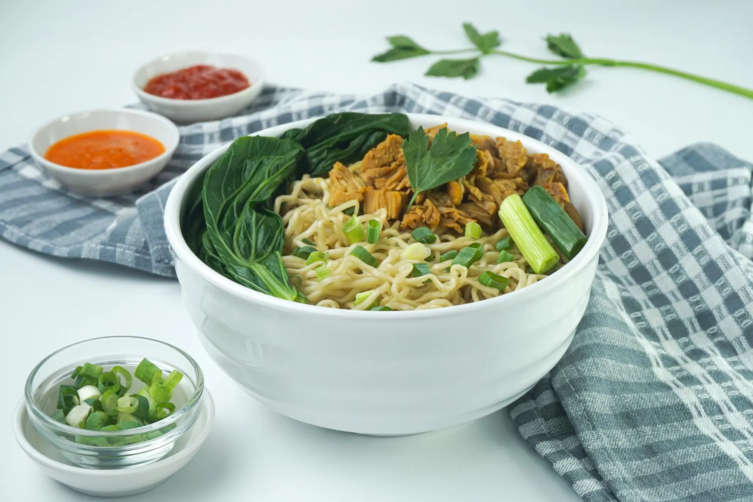 Tips Sehat Konsumsi Mi Instan Kuah: Modifikasi Bumbu dan Tambah Lauk