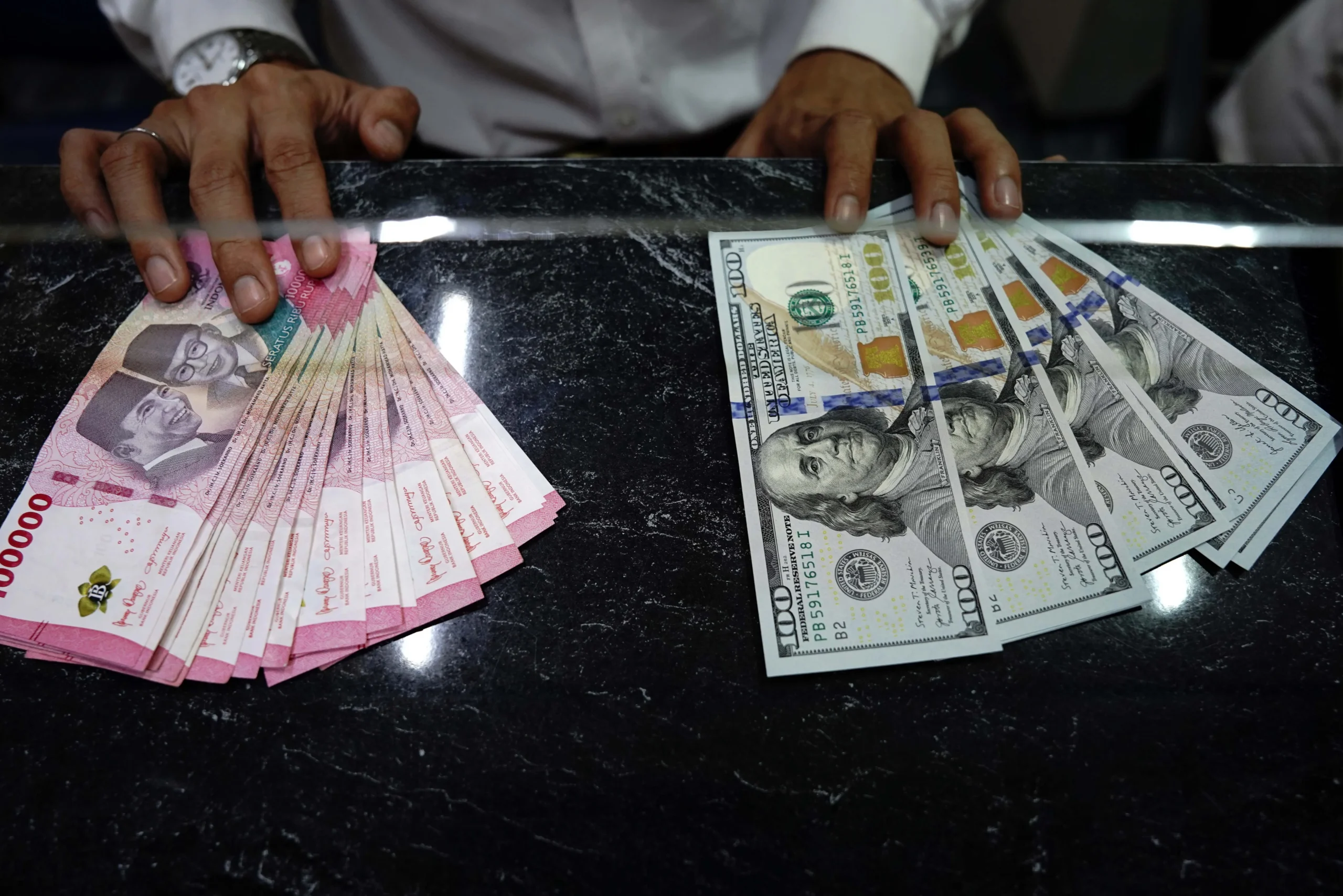 Pergerakan Rupiah Jumat Pagi: Melemah 0,05% ke Rp16.903/USD