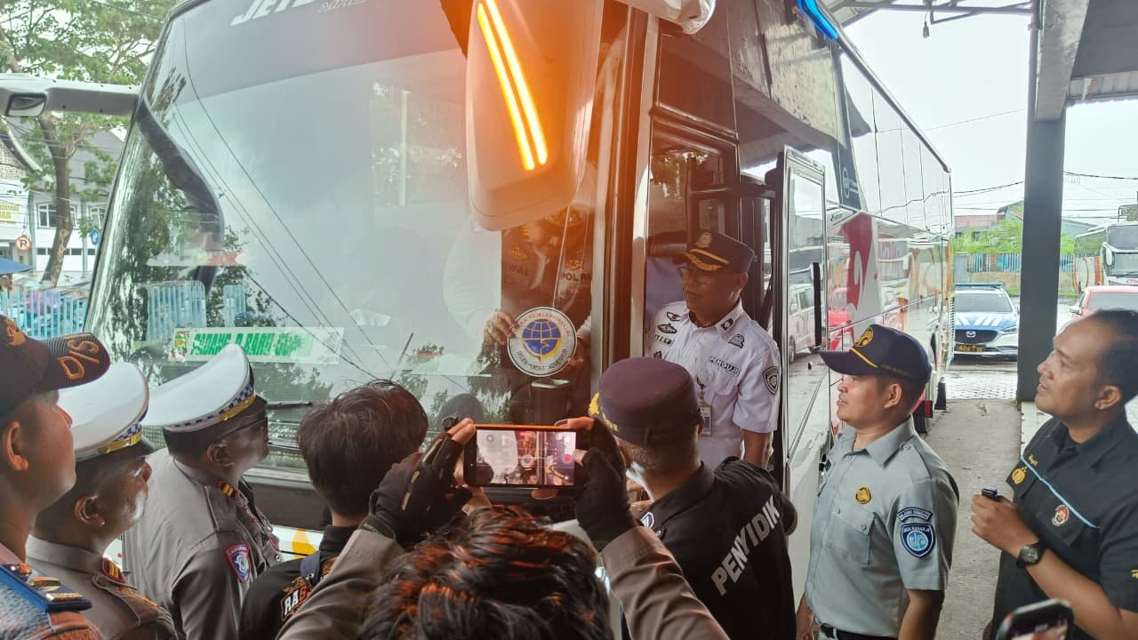 Pastikan Armada Siap Jalan, Jasa Raharja Sumbar Bersama Satlantas Polresta PadangGelar Rampcheck di PO NPM Padang