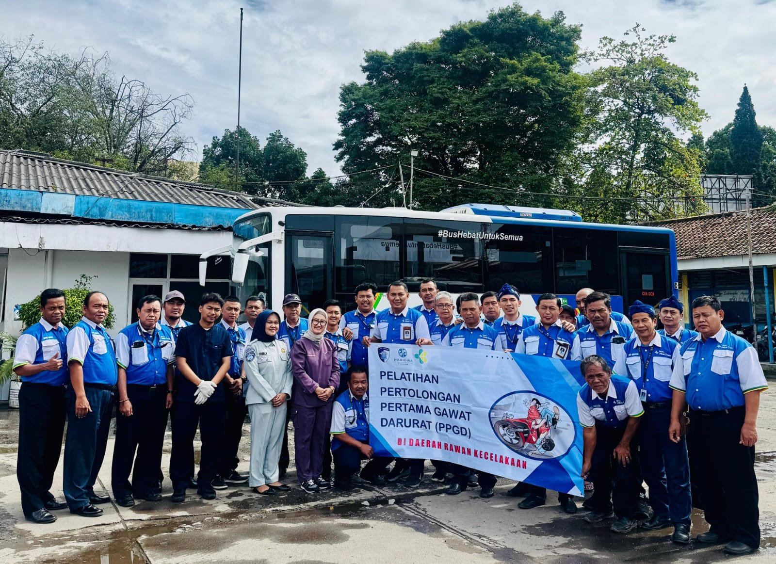 Jasa Raharja Gelar Pengobatan Gratis dan Safety Campaign di Pool Perum DAMRI Bandung untuk Tingkatkan Kesehatan dan Keselamatan Awak Kendaraan