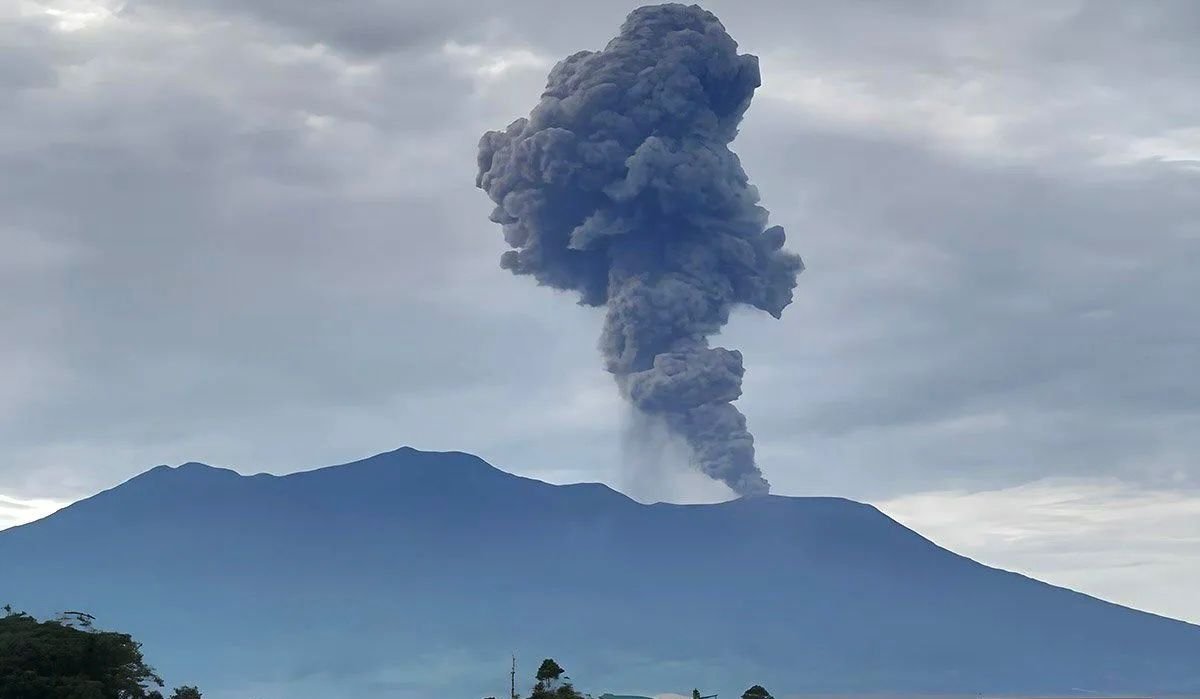 Gunung Marapi Kembali Erupsi Senin Pagi, Tinggi Kolom Abu 1,6 Km di Atas Puncak