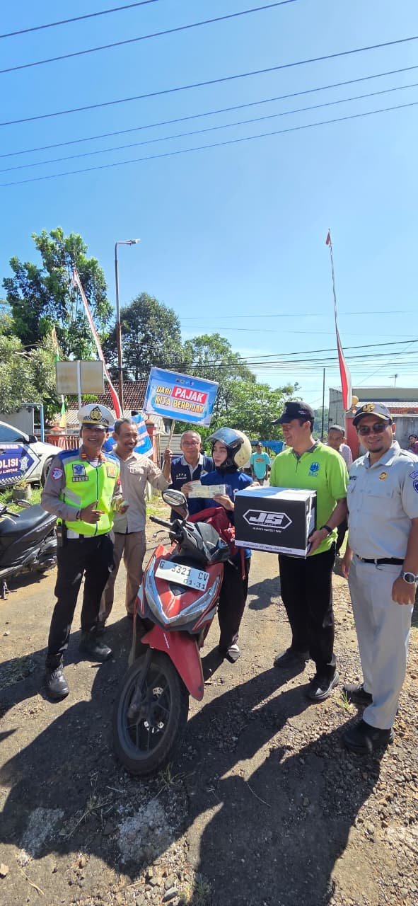 Samsat Batang Edukasi Warga Wonotunggal Terkait Kepatuhan Pajak dan Manfaat SWDKLLJ