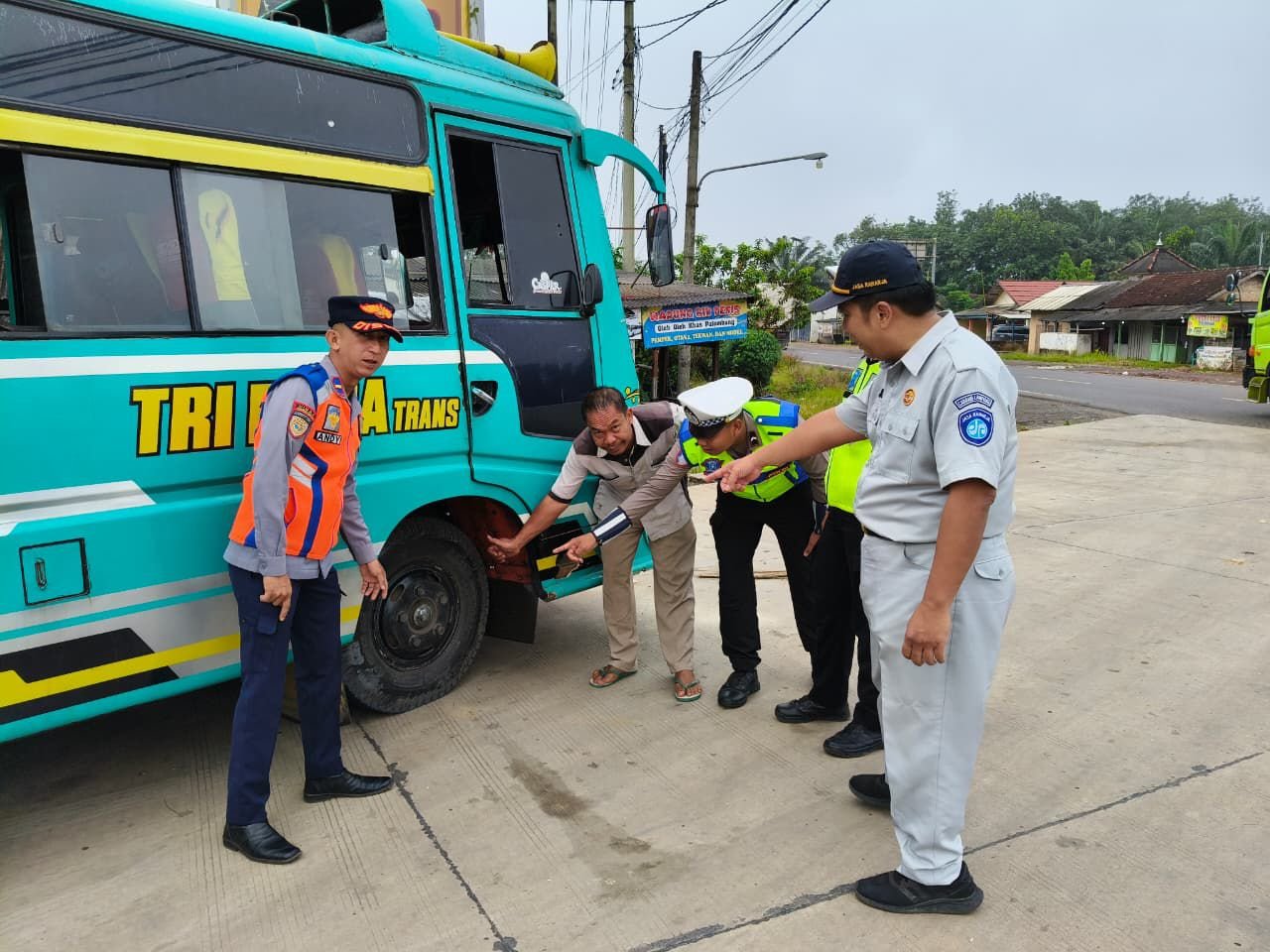 Dorong Kesadaran Pajak dan Keselamatan, Samsat Mesuji dan Satlantas Gelar Operasi Gabungan di Jalintim