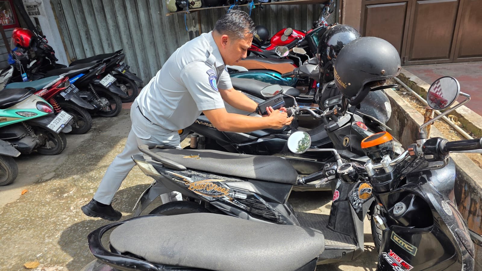 Gencarkan Tertib Pajak, Jasa Raharja Sulsel Gelar Operasi “Tempel-Tempel” di Makassar