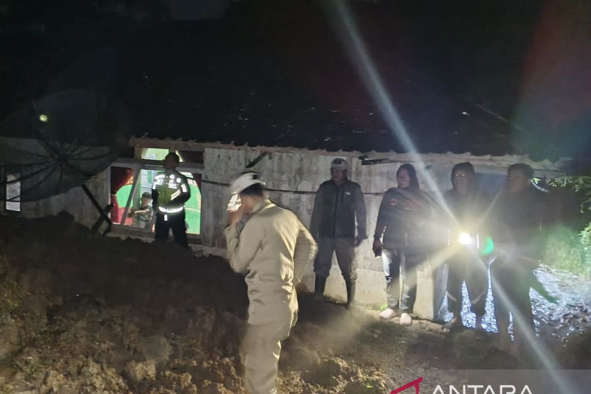 Tebing Longsor Ancam Permukiman, Enam Warga Cianjur Mengungsi