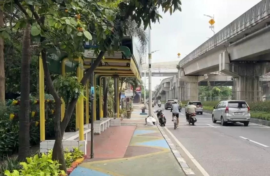 Miris! Sampah Menumpuk di Halte RPTRA Lenteng Agung, Warga Diimbau Lebih Peduli