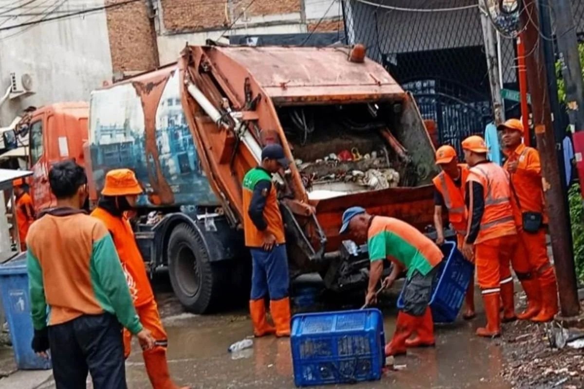 Atasi Keluhan Warga, Sudin LH Jakarta Barat Bersihkan Sampah di Rusun Tambora