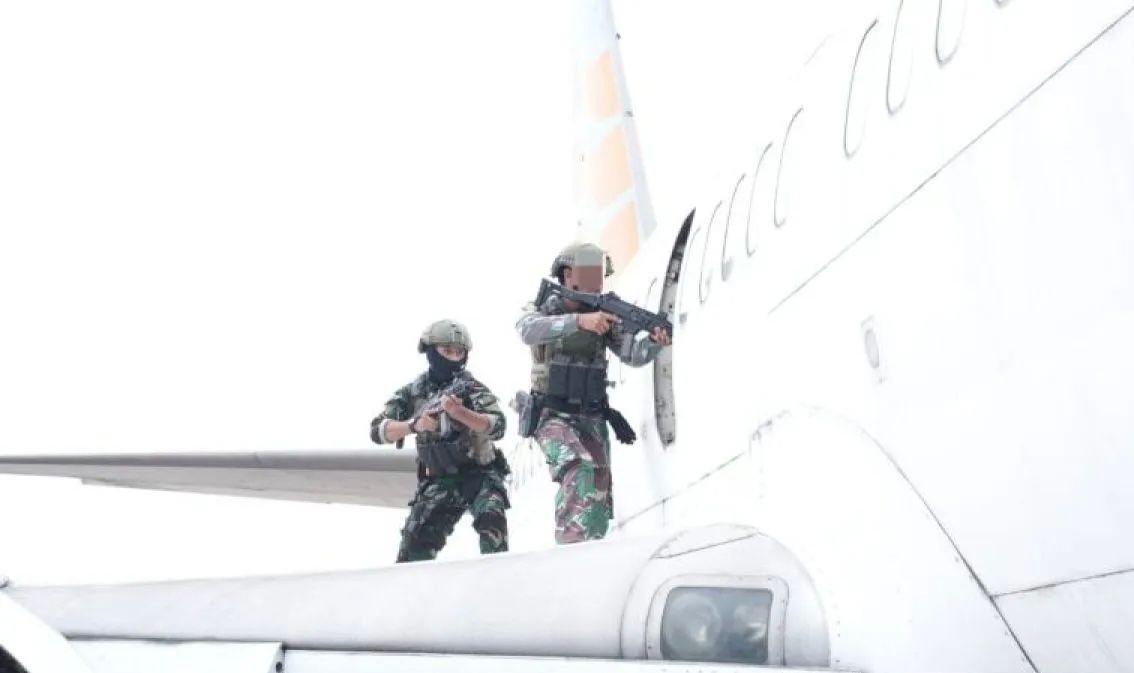 Tingkatkan Kemampuan Antiteror, Kopaska Gelar Latihan Penanganan Pembajakan di Bandara