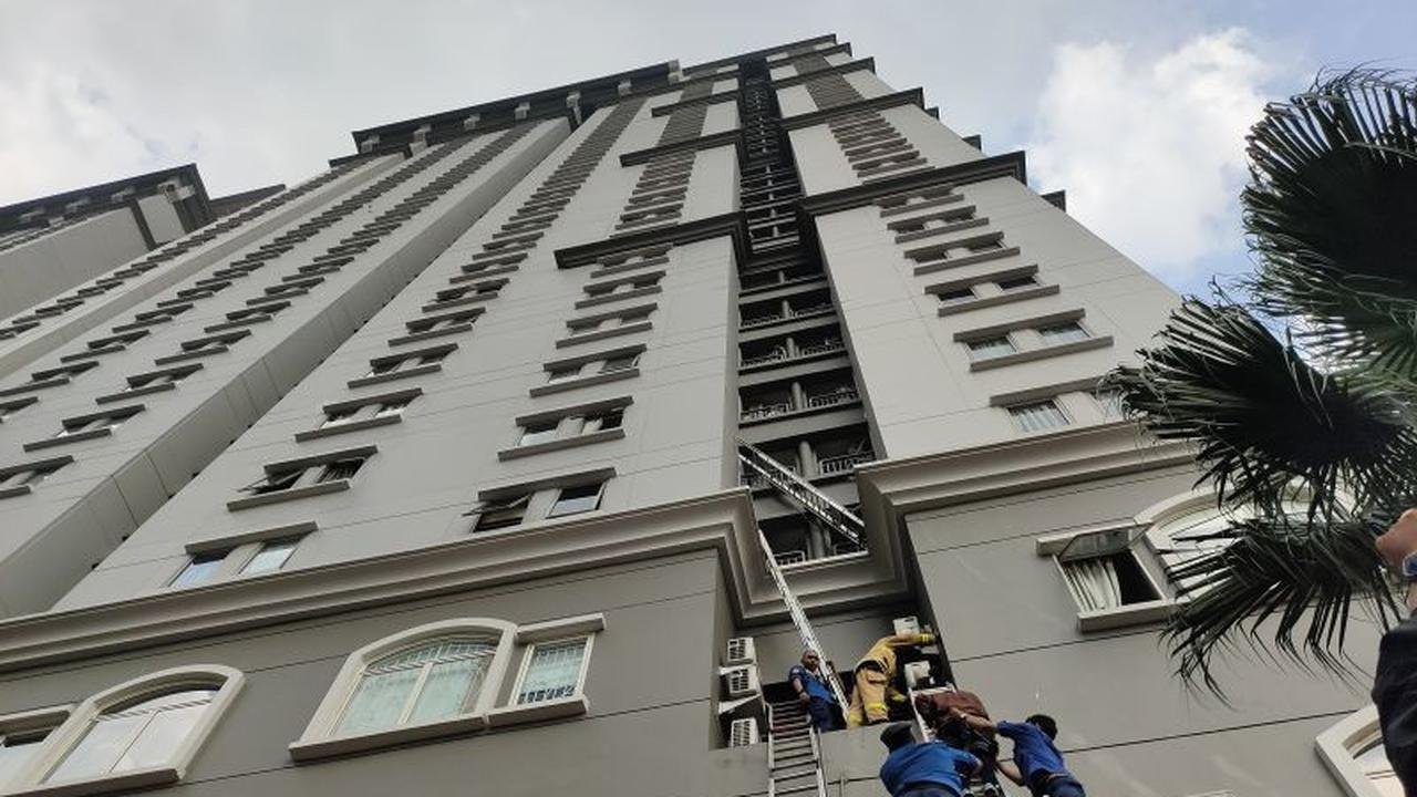 Api Belum Padam, 18 Penghuni Apartemen Mediterania Masih Terjebak