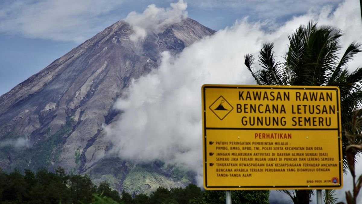 Gunung Semeru Erupsi 7 Kali Senin Pagi, Kolom Abu Tertinggi 1,1 Km