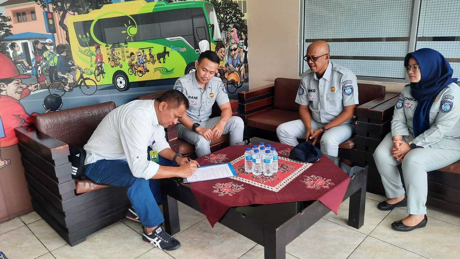 Dukung Lingkungan Bersih, Jasa Raharja DIY Salurkan Bantuan TJSL ke Jogja Tugu Trans