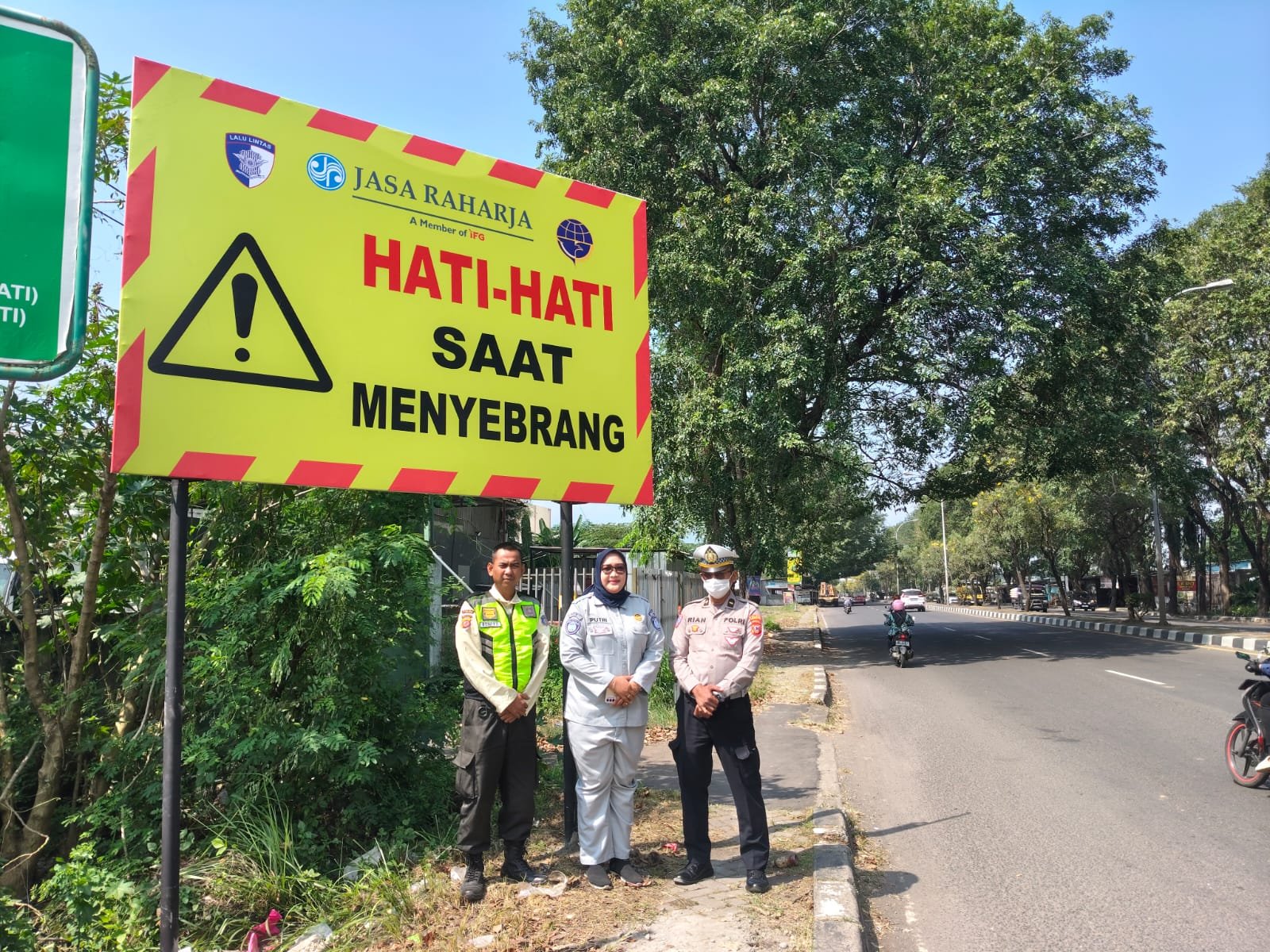 Meningkatkan Keselamatan Berkendara, Jasa Raharja Cabang Cirebon Pasang Rambu Himbauan Keselamatan Lalu Lintas di Wilayah Cirebon