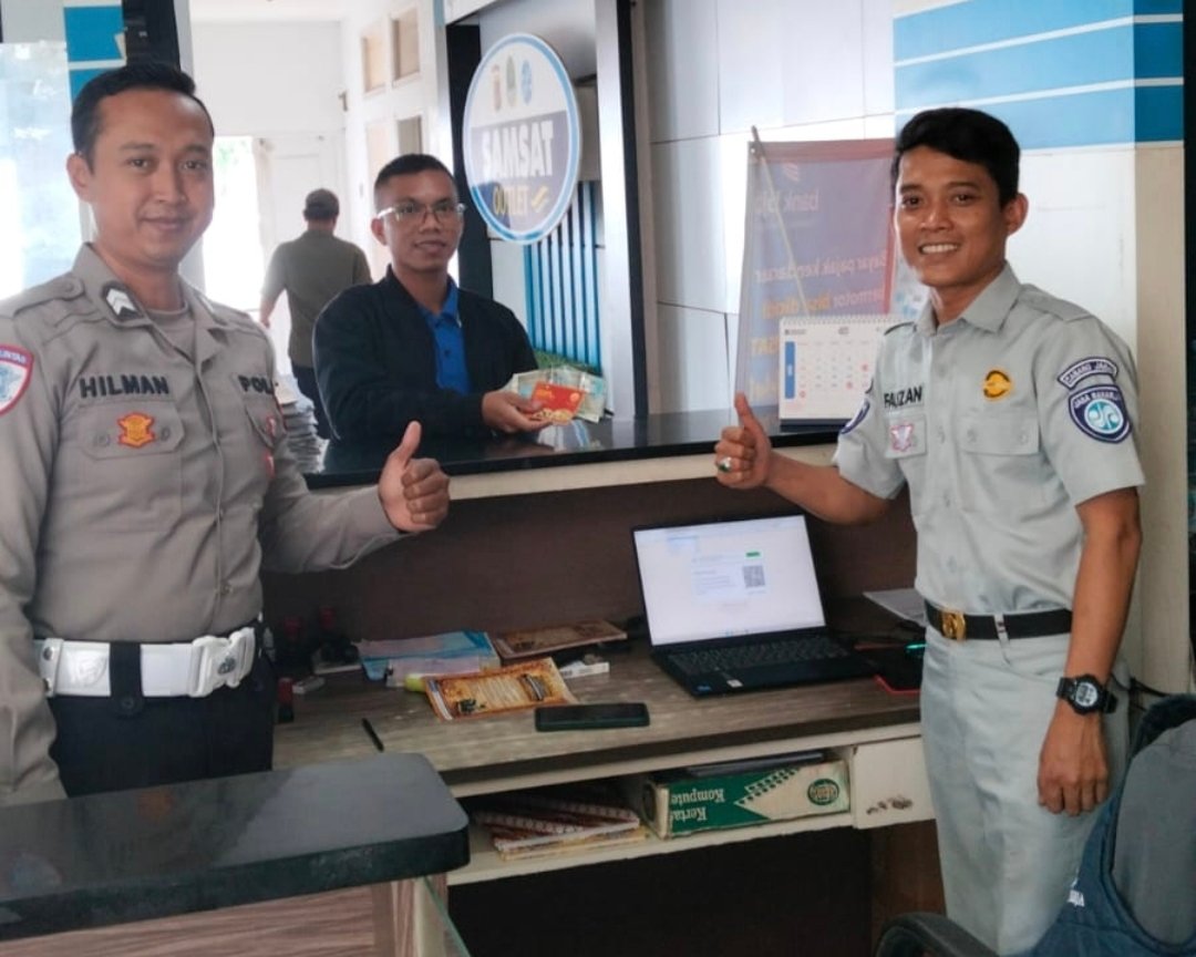 Petugas Samsat Outlet Ciawi Bersama Tim Pembina Samsat Kabupaten Tasikmalaya Gelar Sosialisasi dan Pembagian Voucher bagi Wajib Pajak