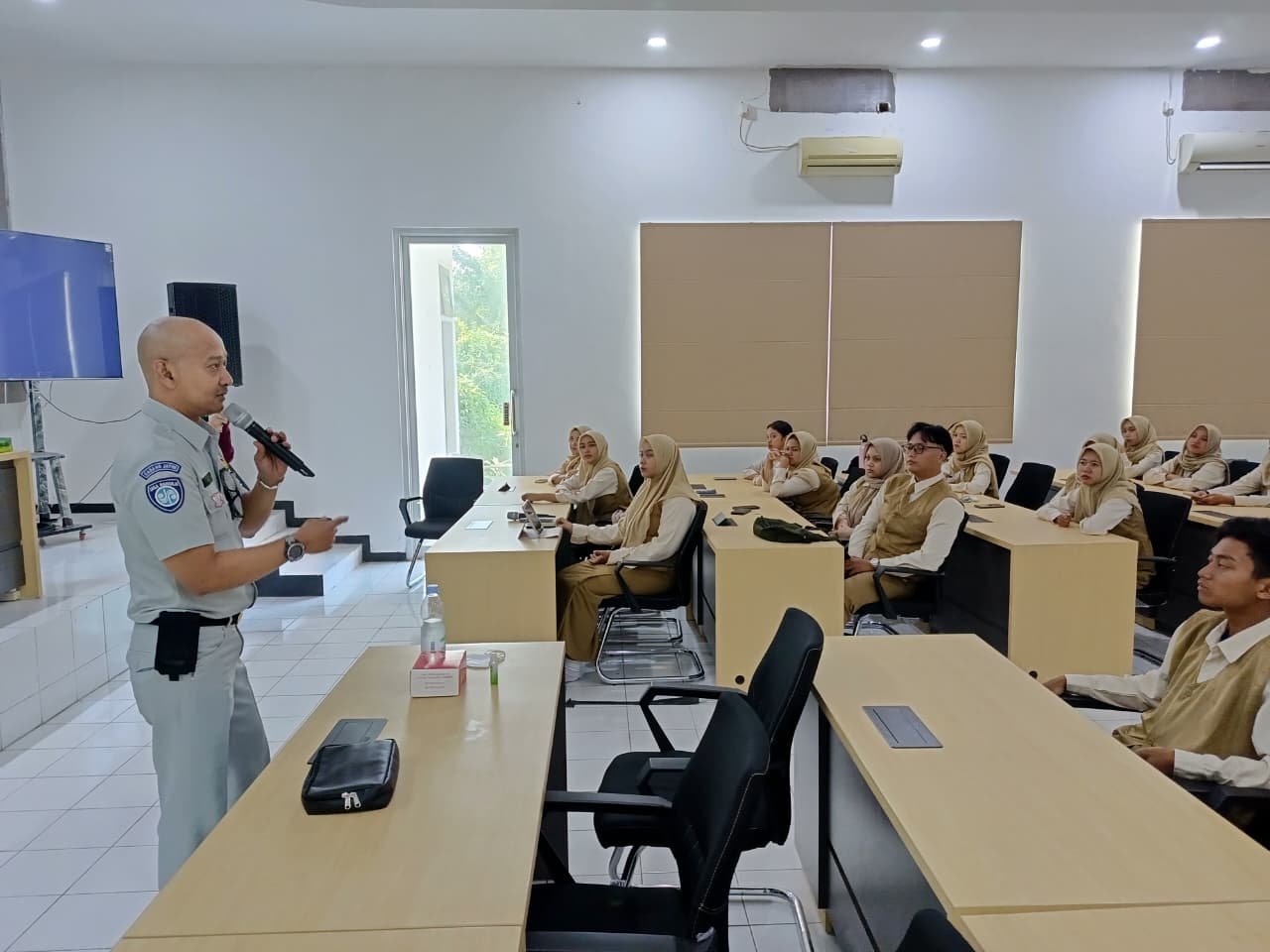 Gencarkan Edukasi Keselamatan, Jasa Raharja Jember Sosialisasikan Tupoksi dan Tertib Lalu Lintas di Kampus UNEJ Vokasi