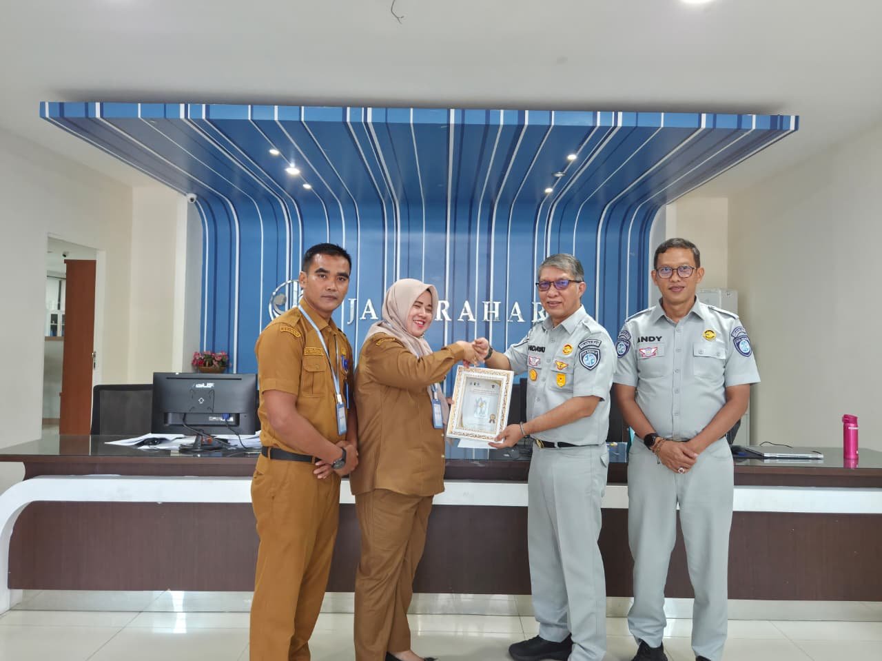 Jasa Raharja Riau Serahkan Hadiah Apresiasi Emas kepada Wajib Pajak Patuh
