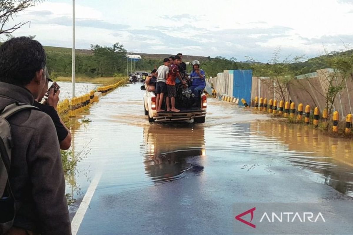 Banjir Kembali Rendam Jalur Penghubung Piani-Tapin, Warga Minta Solusi Permanen