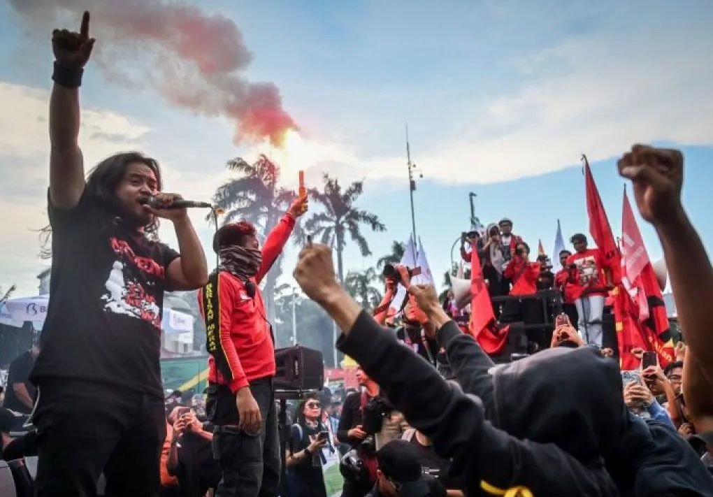 Sempat Nyalakan Flare, Massa Buruh di DPR Akhirnya Bubar Secara Kondusif