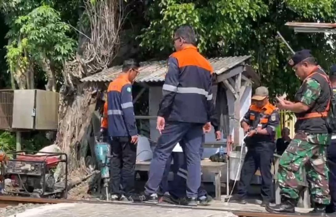 Cegah Kecelakaan, KAI Jakarta Tutup Perlintasan Liar di Lintas Tebet-Cawang