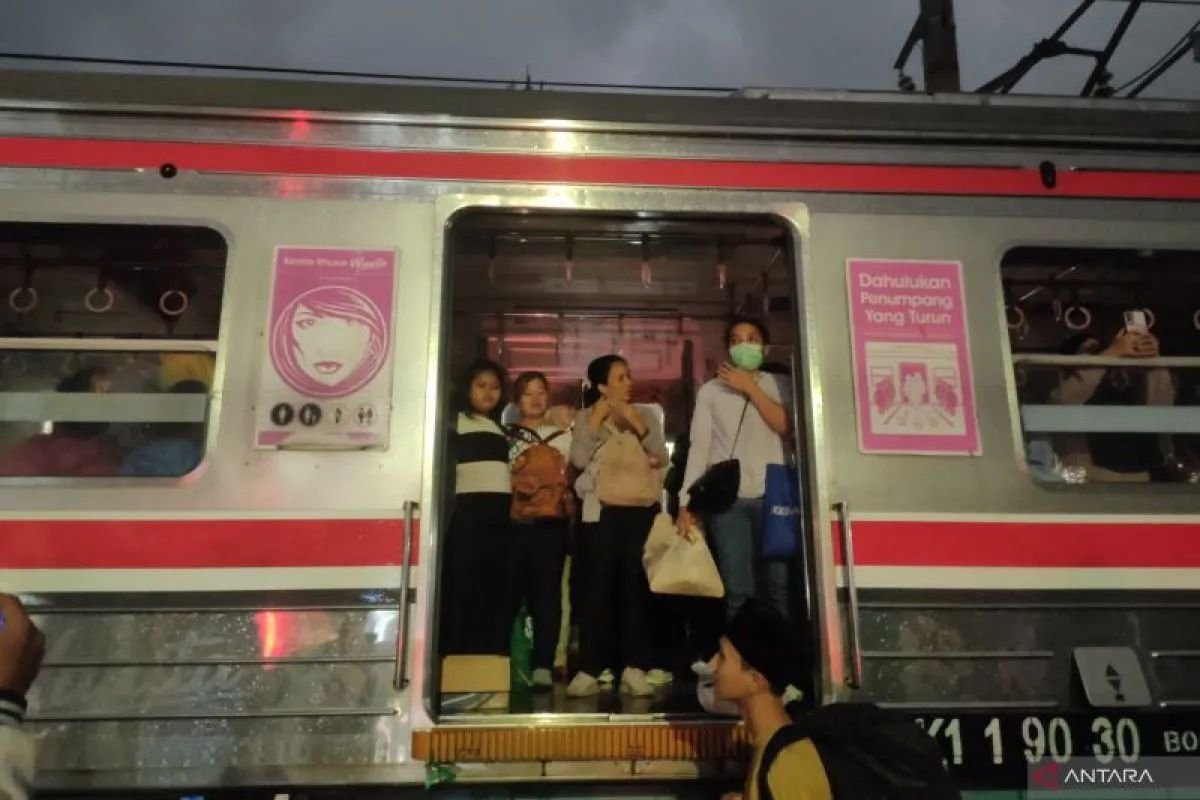 KRL Jalur Duri-Tangerang Terhenti di Perlintasan Sebidang Rawa Buaya