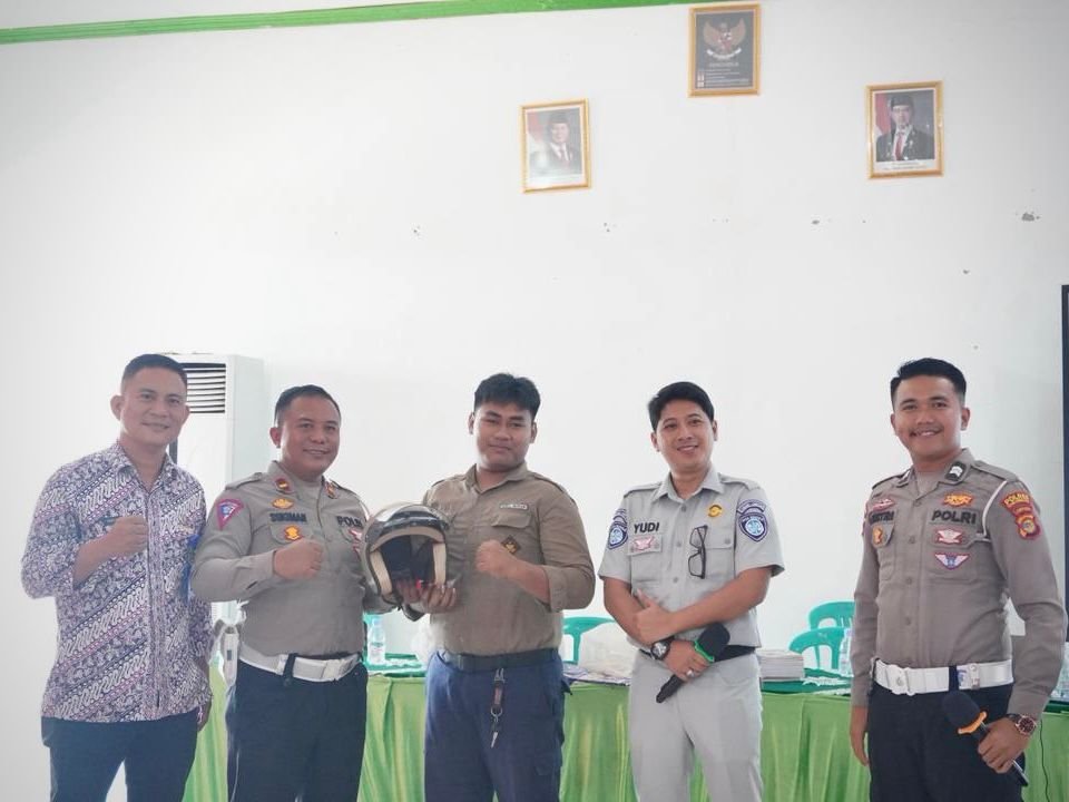 Samsat Tulang Bawang Barat Edukasi Pelajar tentang Keselamatan Berlalu Lintas di SMK Muhammadiyah Tumijajar