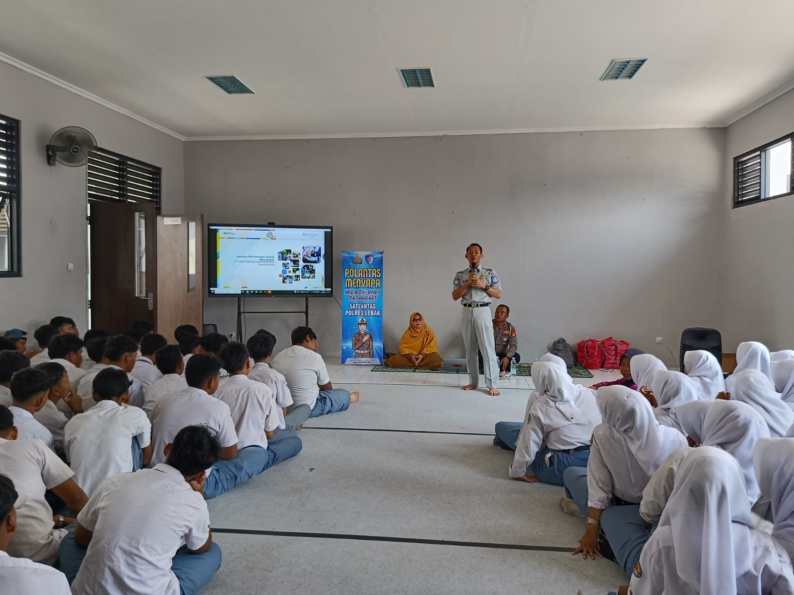 Jasa Raharja Kanwil Banten Gelar Sosialisasi Kanal Digital Pajak dan Edukasi Keselamatan Lalu Lintas di SMA Negeri 4 Rangkasbitung