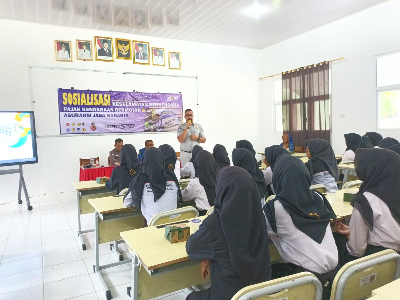 Jasa Raharja Metro Bersama Tim Pembina Samsat Gelar Sosialisasi Keselamatan Berlalu Lintas di SMKN 1 Sukadana