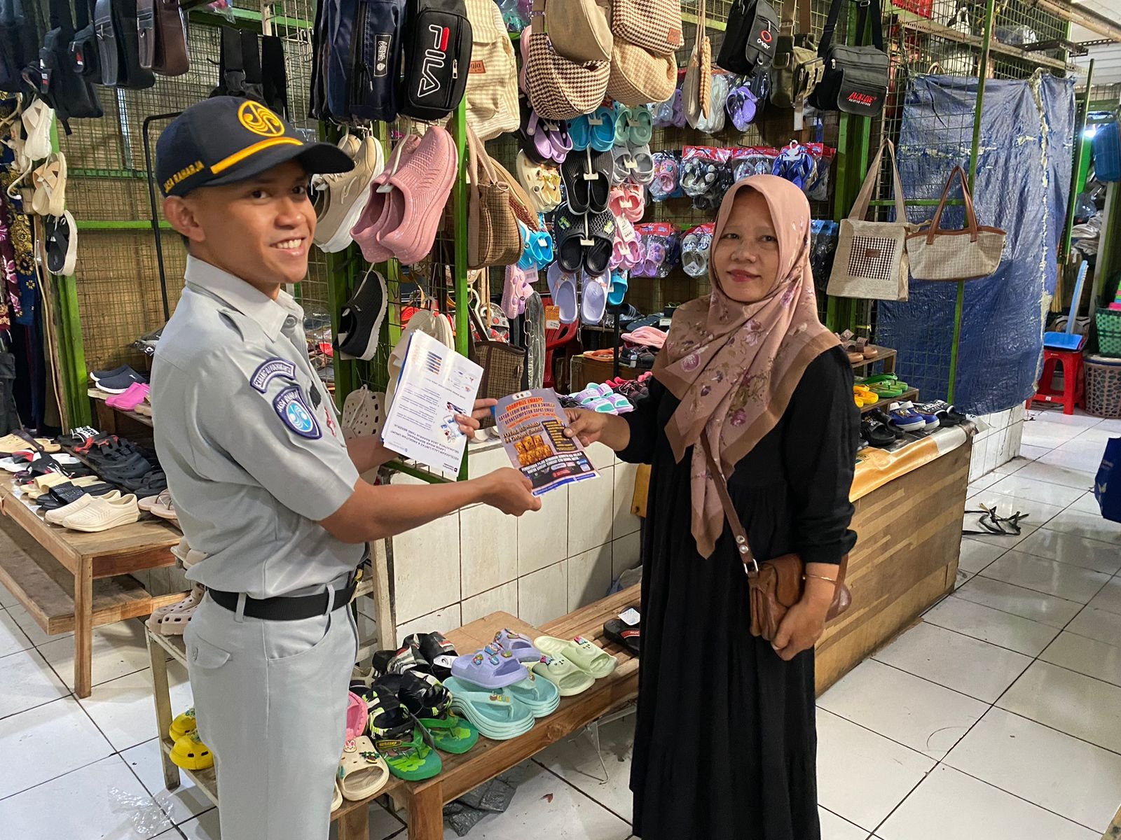 Bayar Pajak Tepat Waktu Bisa Dapat Emas, Samsat Kodya Gencarkan Sosialisasi di Pasar Kranggan