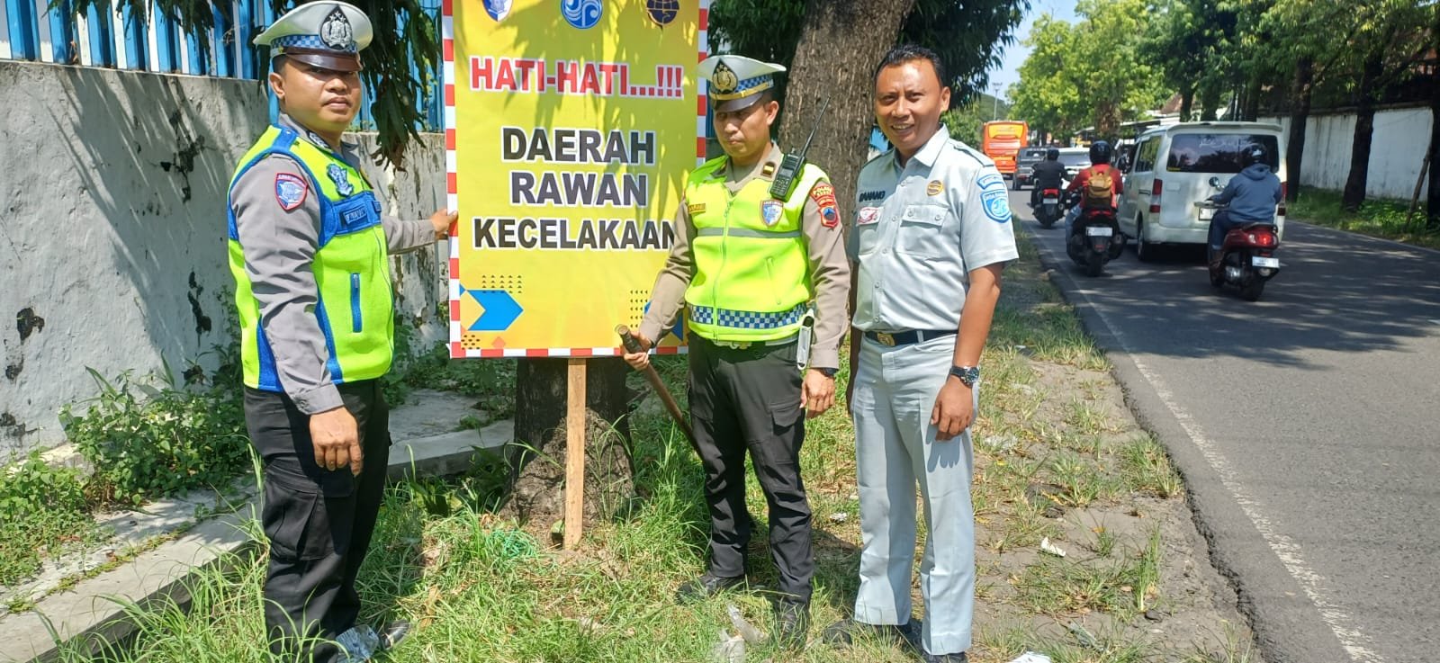 Jasa Raharja Kudus dan Satlantas Polres Kudus Pasang Papan Himbauan di 5 Titik Rawan Laka