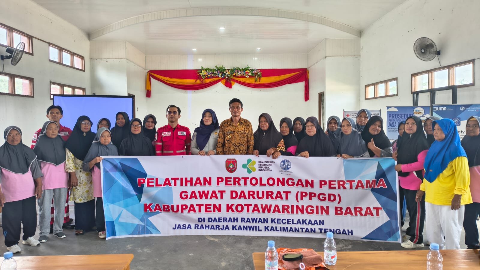 Jasa Raharja Kalteng dan PMI Edukasi Keselamatan Lalu Lintas serta PPGD kepada Warga Desa Natai Raya