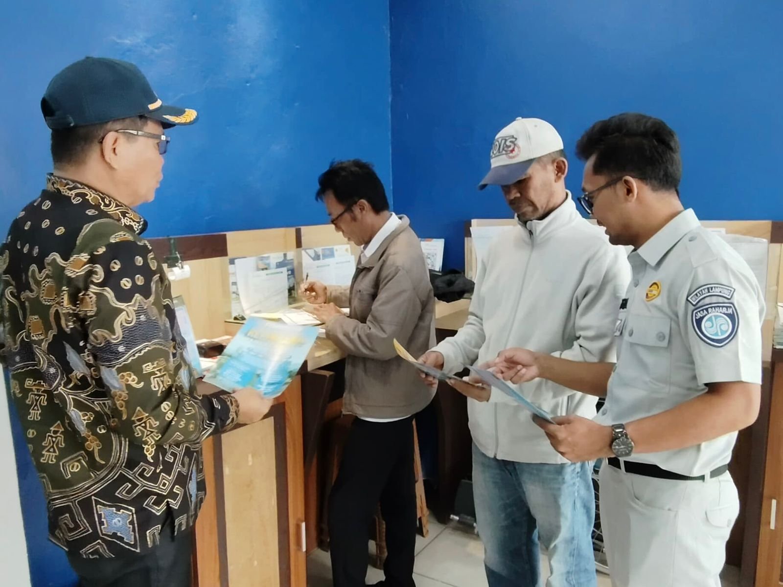 Jasa Raharja dan Samsat Pesisir Barat Gencarkan Sosialisasi Keringanan PKB dan SWDKLLJ kepada Nasabah Perbankan