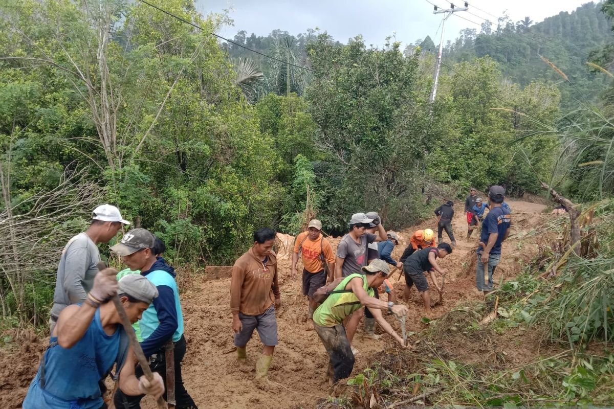 Petugas dan Warga Gotong Royong Buka Akses Jalan Terdampak Longsor di Sidrap