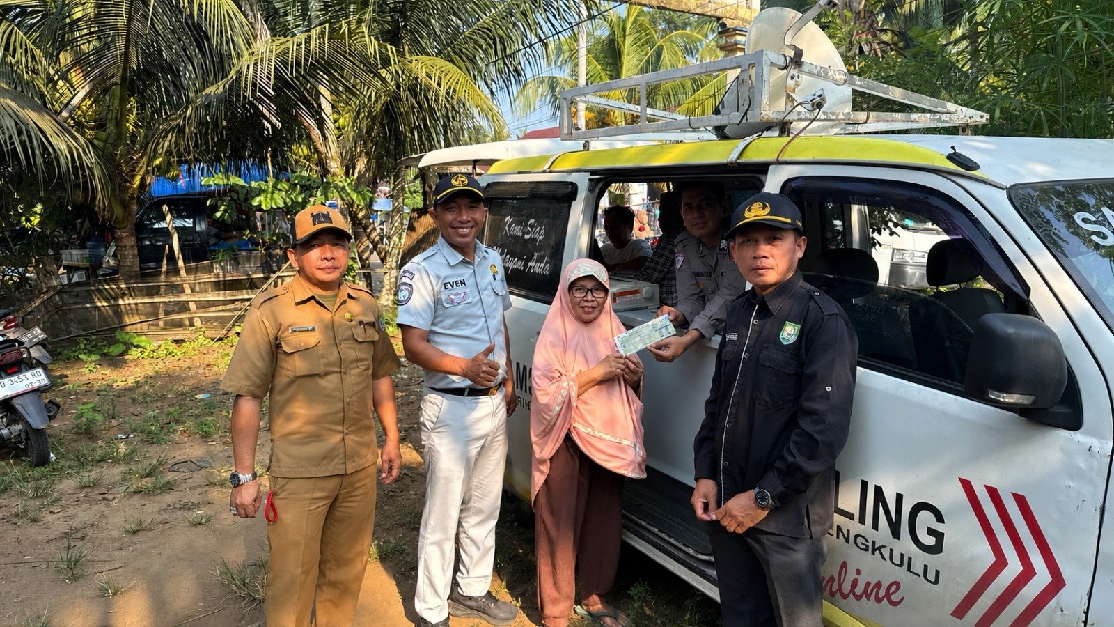 Manfaatkan Keramaian Pasar Lubuk Sahung, Samsat Seluma Gelar Sosialisasi Pemutihan Pajak dan Aplikasi JRKu