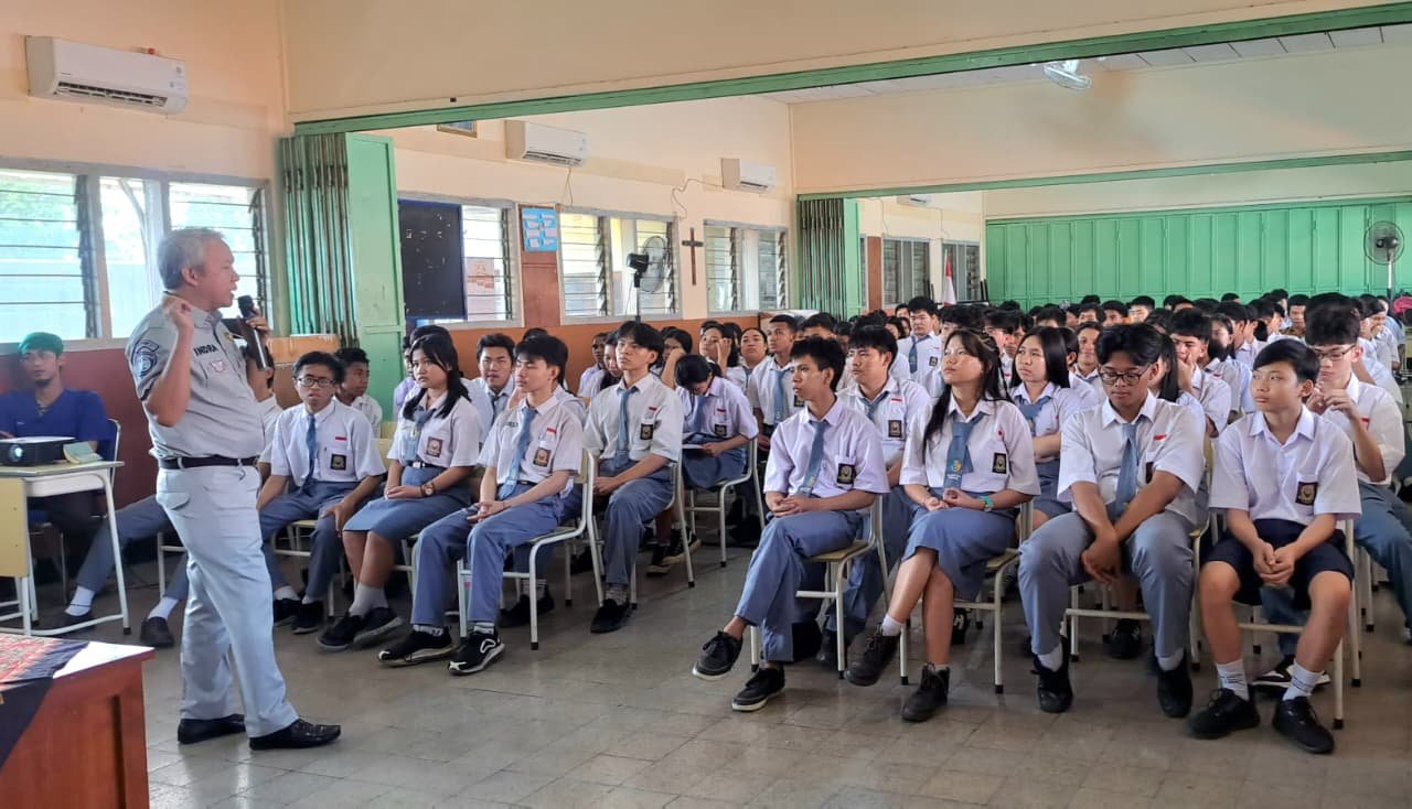 Jasa Raharja Cabang Surabaya Dorong Budaya Tanggap Darurat melalui Pelatihan PPGD di SMA YBPK 1 Surabaya 